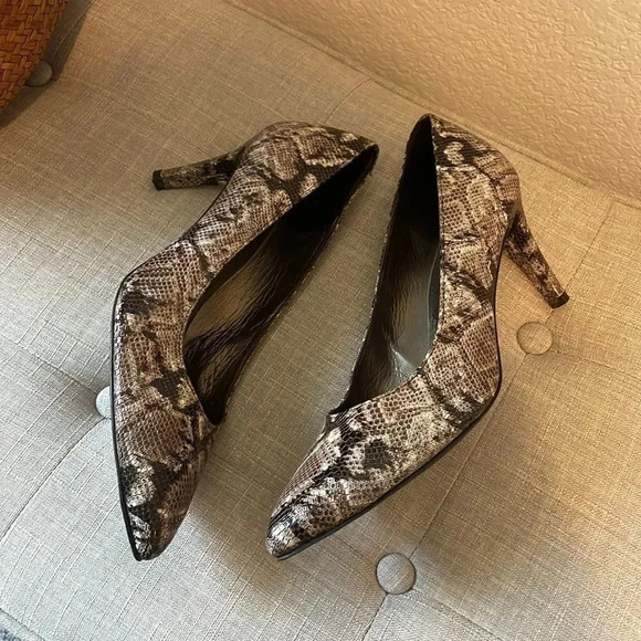 Stuart Weitzman snake print pumps 9M - Picture 4 of 13
